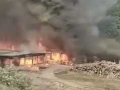 Veliki požar u fabrici “Simpo Šik” u Kuršumliji – vatrogasci se bore sa vatrom i gustim dimom