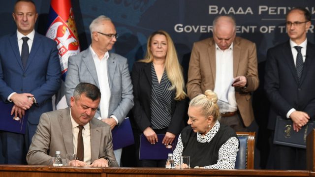 potpisivanje-ugovora-za-rekonstrukciju-01